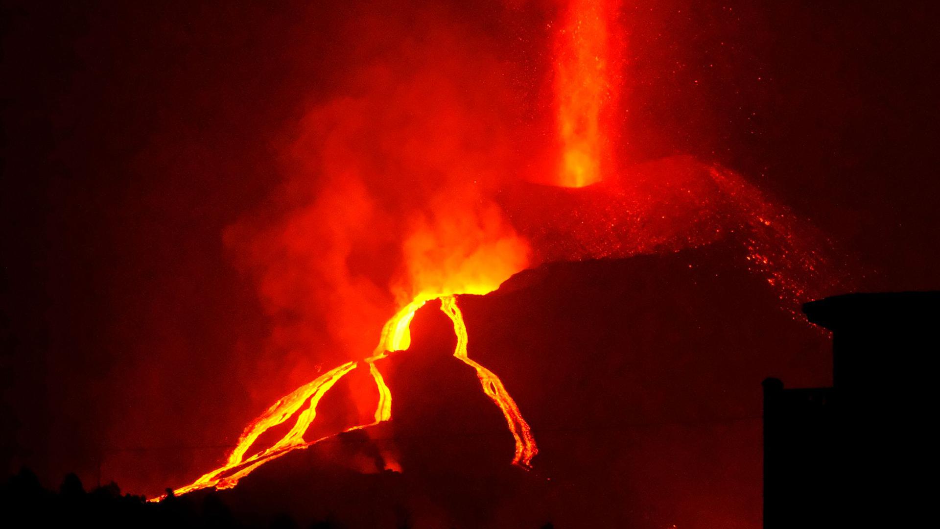 Lava fließt aus dem Vulkan Cumbre Vieja beim Ausbruch auf La Palma - nun erreicht Deutschland eine Vulkanwolke.