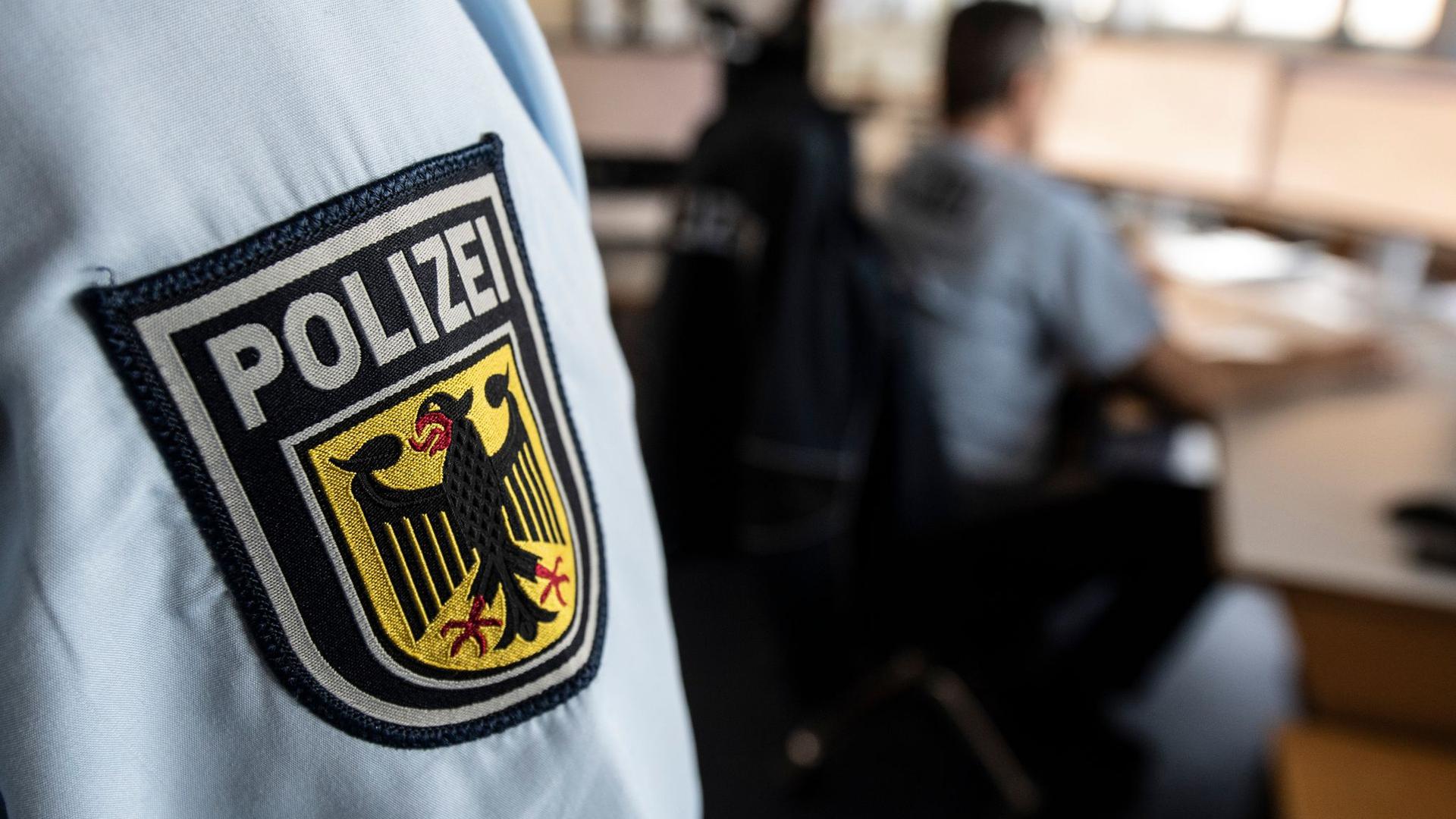 Die Bundespolizei hat zwei ehemalige Bundeswehrsoldaten festgenommen, die unter dem Vedacht stehen, den Aufbau einer Söldnertruppe geplant zu haben.