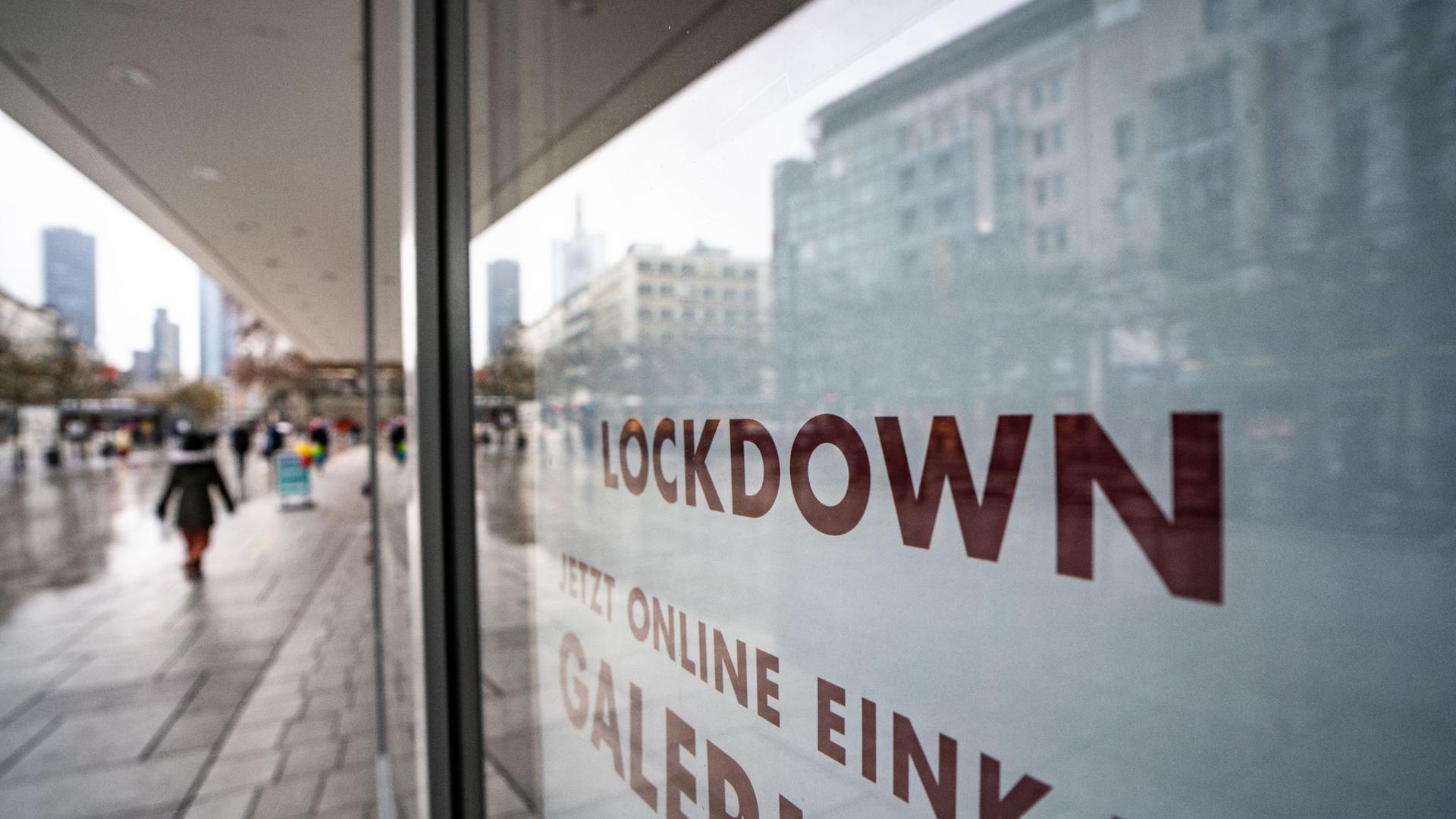 „Lockdown“ steht im Schaufenster eines geschlossenen Kaufhauses: Die „epidemische Lage“ war erstmals im März 2020 vom Bundestag festgestellt worden.