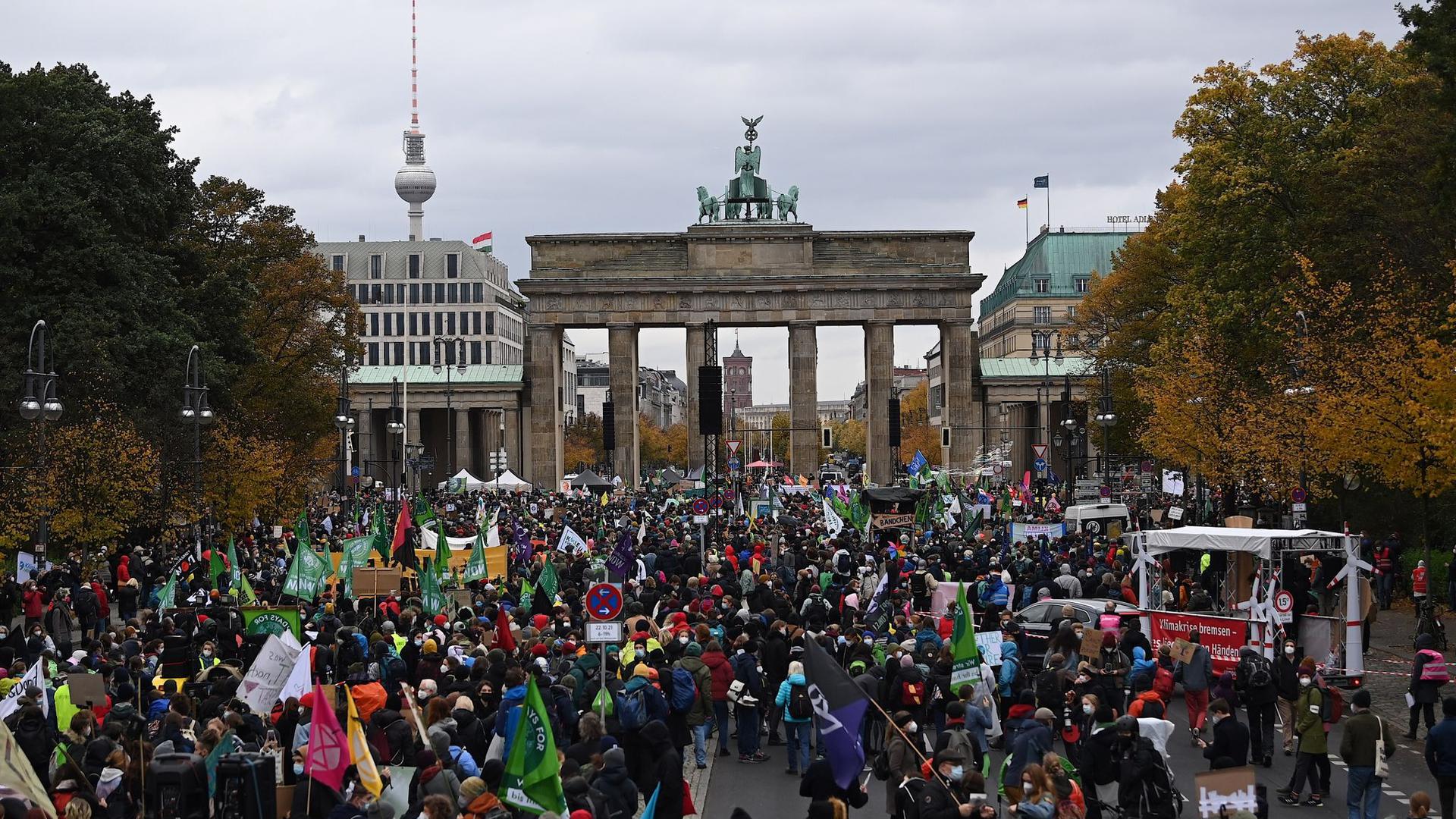 Demonstranten versammeln sich bei Protestaktionen der Klimaschutzinitiative „Fridays for Future“ vor dem Brandenburger Tor.