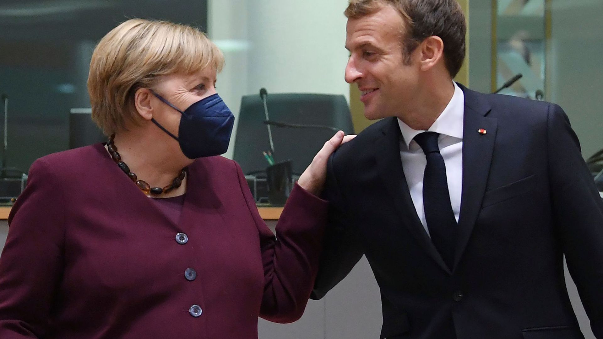 Emmanuel Macron, Präsident von Frankreich, begrüßt Bundeskanzlerin Angela Merkel (CDU) am zweiten Tag eines EU-Gipfels.