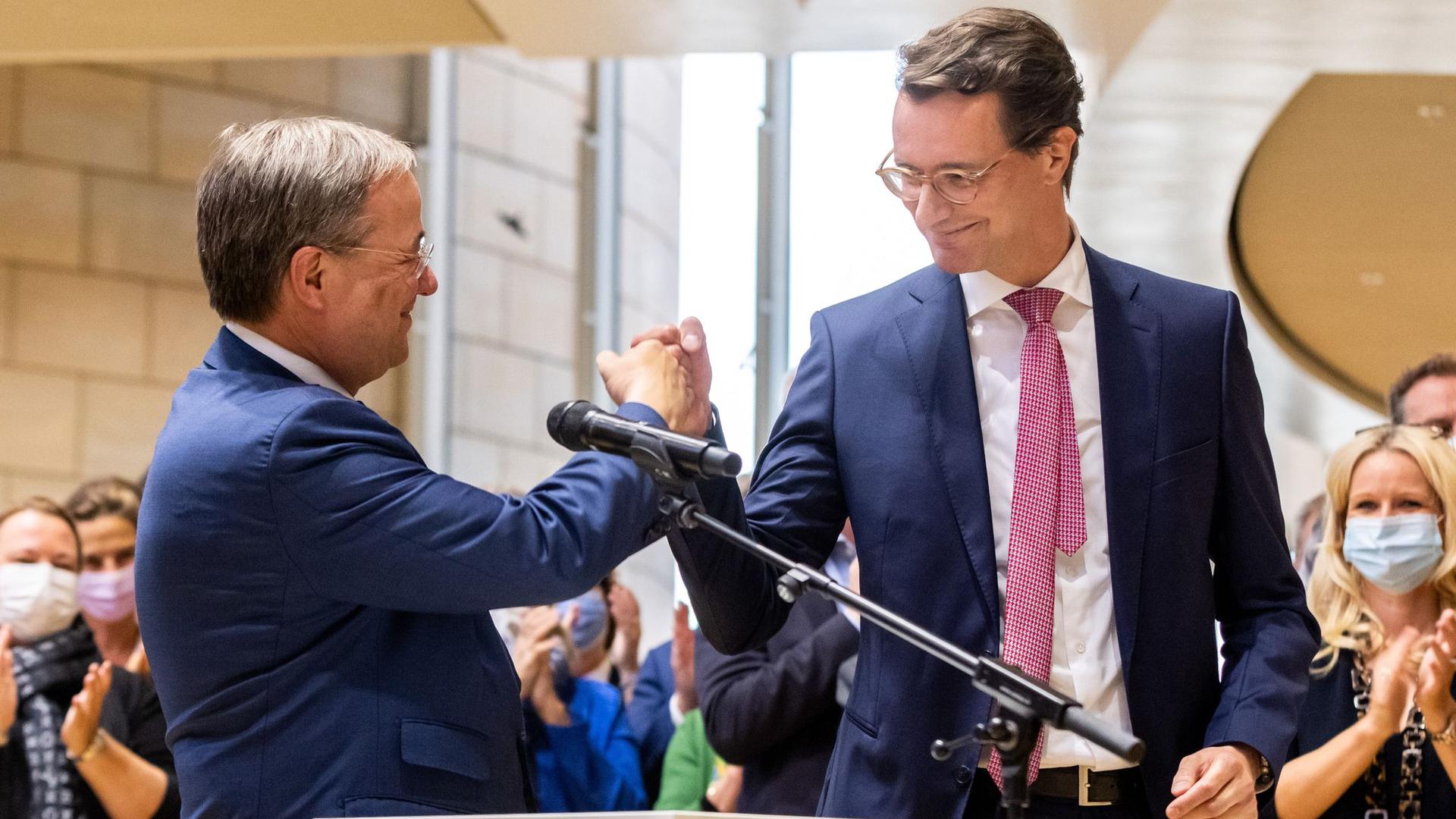 Armin Laschet (l,), Ministerpräsident von Nordrhein-Westfalen, gratuliert Landesverkehrsminister Hendrik Wüst (beide CDU) zur Nominierung als Regierungs- und Landesparteichef.
