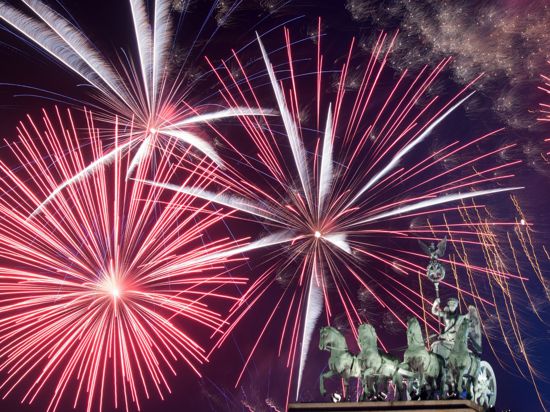 Ein Feuerwerk während Deutschlands größter Silvesterparty hinter dem Brandenburger Tor.