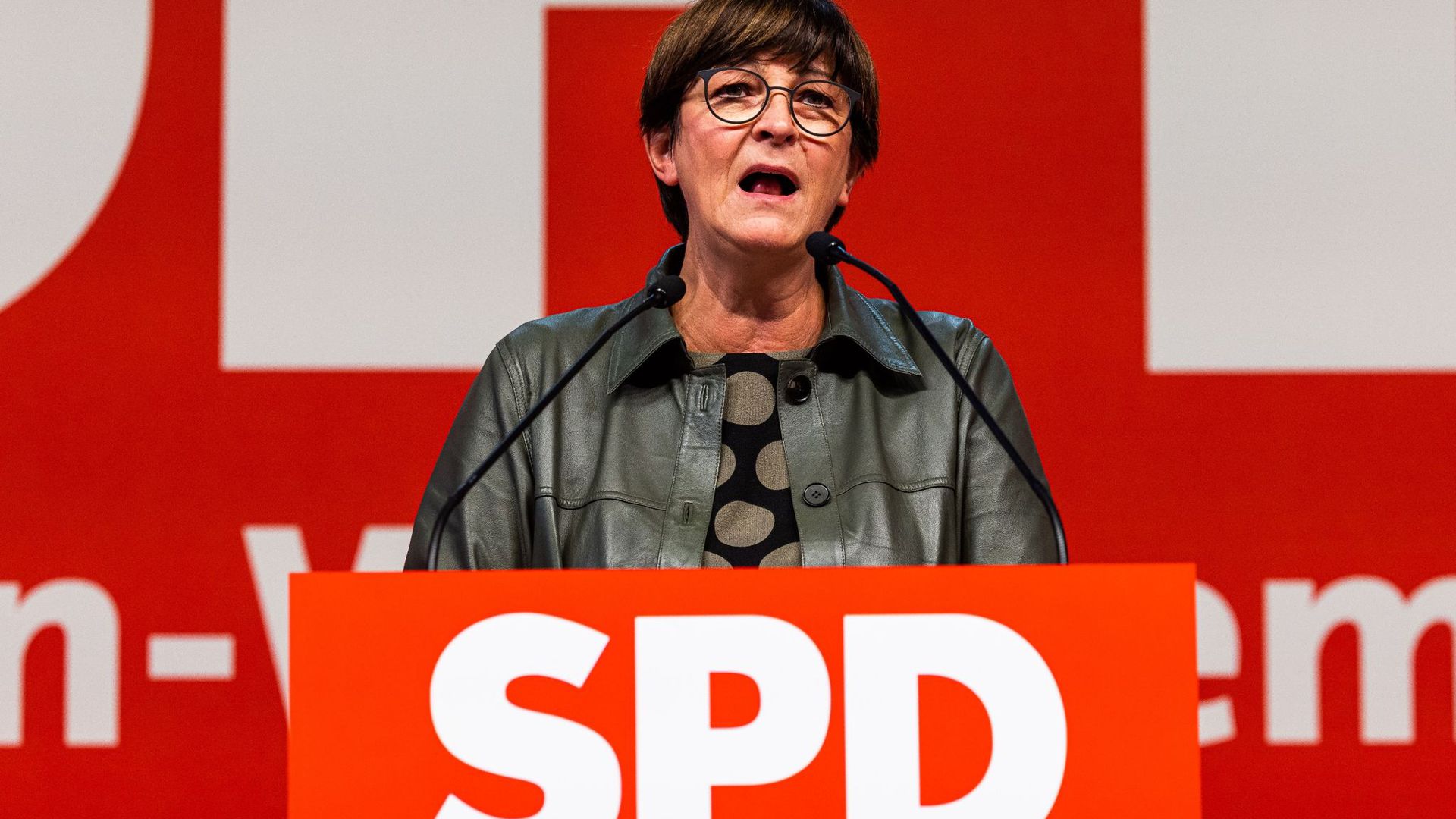 SPD-Chef Saskia Esken wirbt auf dem Landesparteitag in Freiburg für die Ampel-Koalition.