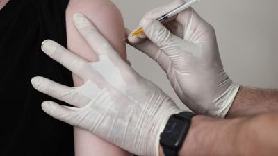 Die steigende Zahl an Corona-Infektionen befeuert die Debatte über Impfungen.