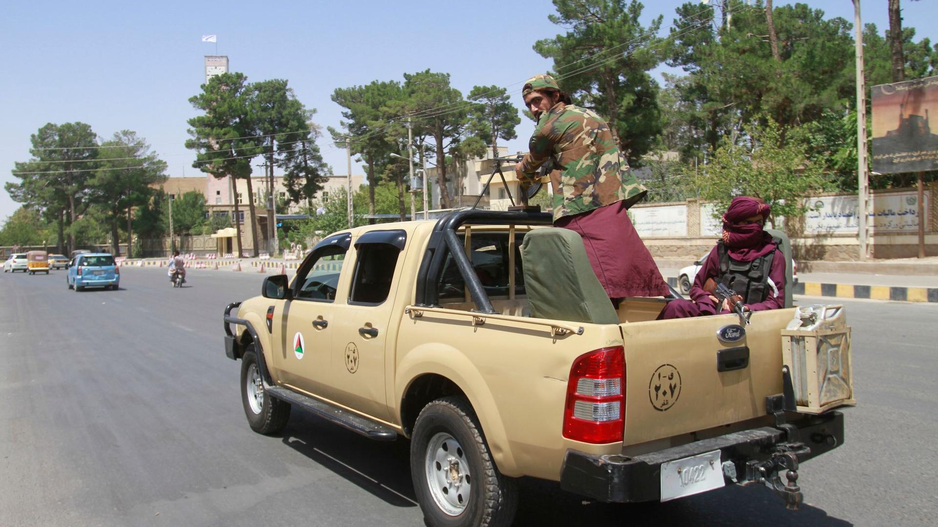 Taliban-Kämpfer patrouillieren in der Stadt Herat.