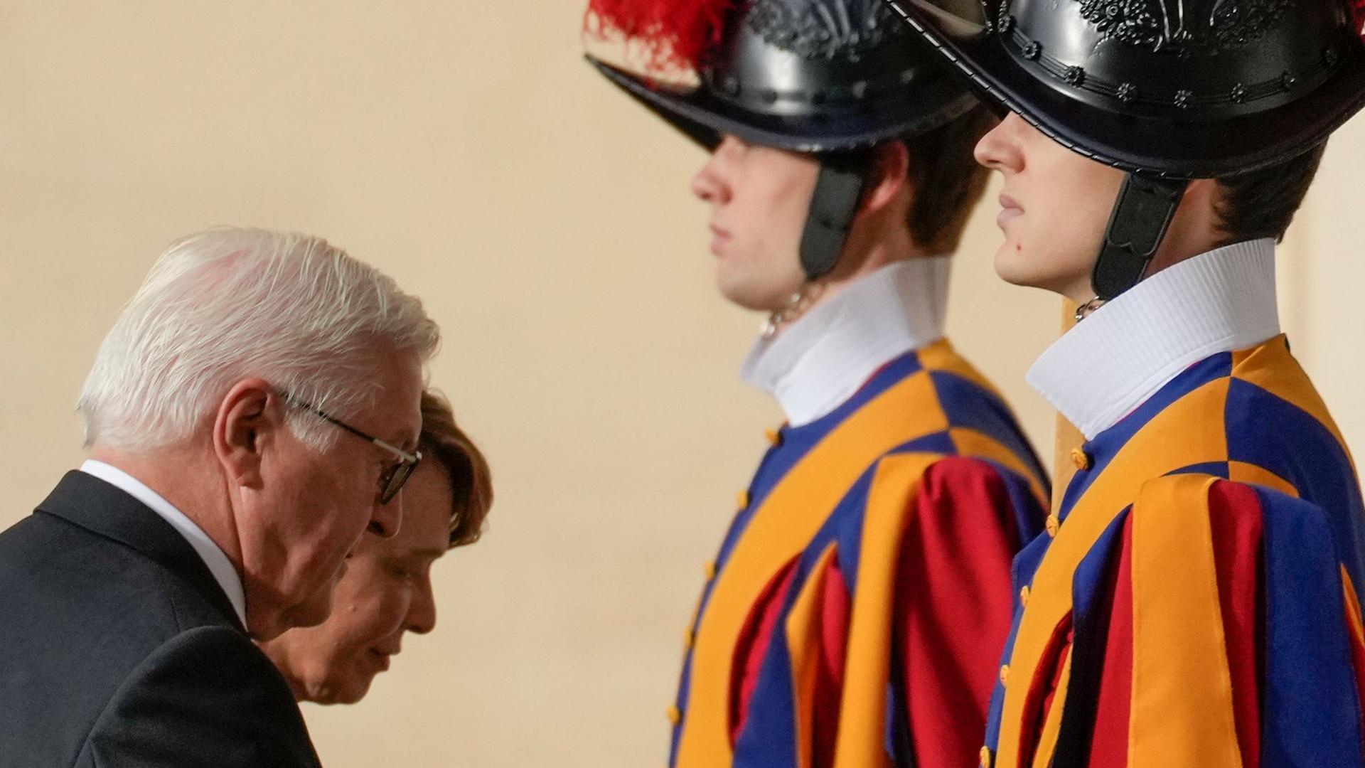 Bundespräsident Frank-Walter Steinmeier (l.) und seine Frau Elke Büdenbender treffen im Vatikan ein.