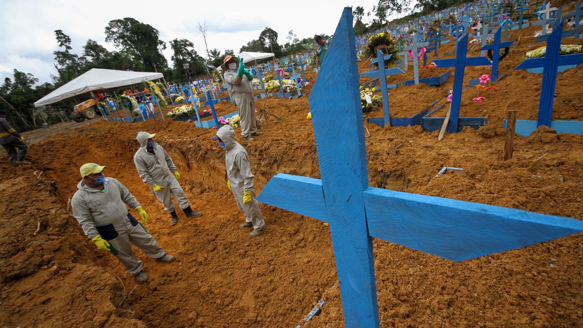 Massengrab auf einem Friedhof in Manaus in Brasilien. Die Corona-Pandemie kostete weltweit Hunderttausende Menschenleben.