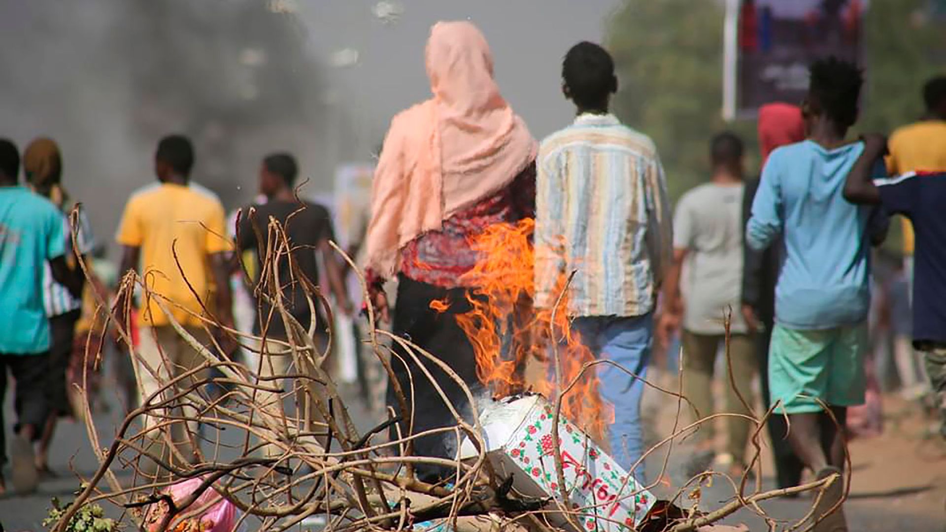 Pro-demokratische Demonstranten in Khartum blockieren mit Feuer die Straßen. Die EU droht den Putschisten in der ostafrikanischen Republik Sudan mit einem Stopp von Entwicklungshilfezahlungen.
