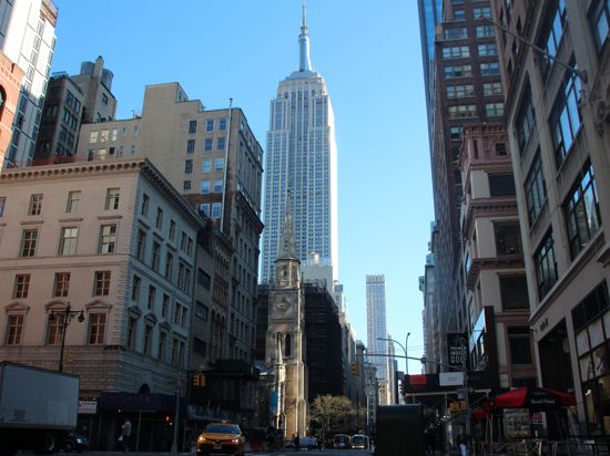 Blick auf das Empire State Buildung (M) in New York.
