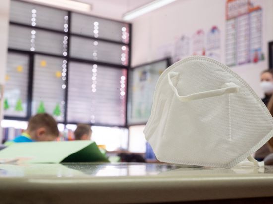 Die Maskenpflicht auf den Sitzplätzen im Klassenraum wird in Nordrhein-Westfalen abgeschafft.