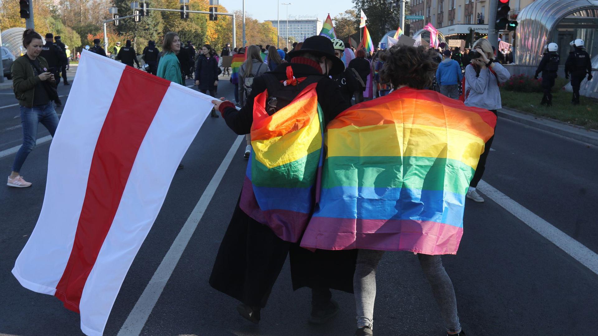 In Polen nehmen Menschen an einer Demonstration zur Gleichberechtigung für Mitglieder der LGBTQ-Community teil.