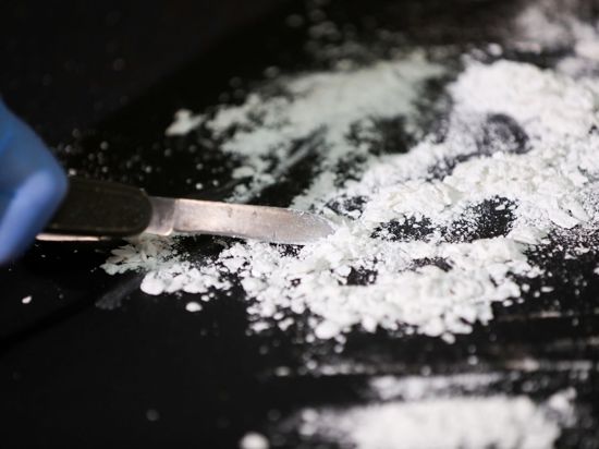 ARCHIV – Ein Hamburger Zollbeamter präsentiert Kokain aus einem großen Kokainfund, der im Rahmen einer Pressekonferenz vorgestellt wird.