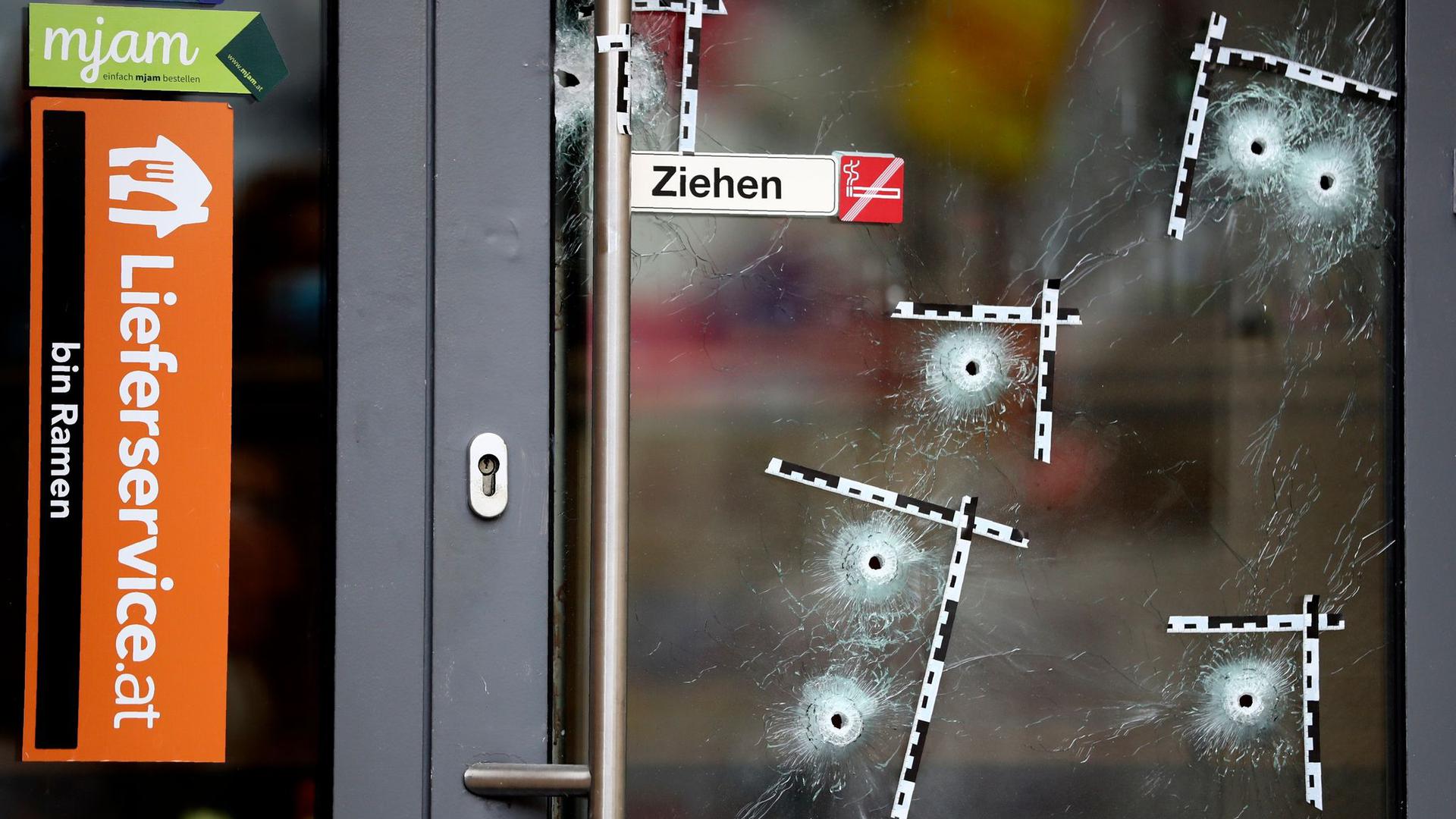 Markierte Einschusslöcher an einer Tür am Tatort nach dem Terroranschlag im Wiener Stadtzentrum.
