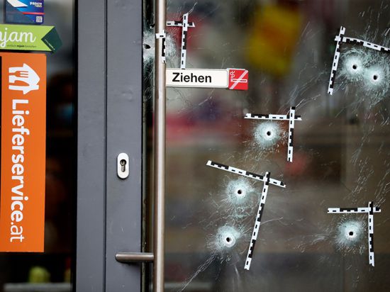 Markierte Einschusslöcher an einer Tür am Tatort nach dem Terroranschlag im Wiener Stadtzentrum.