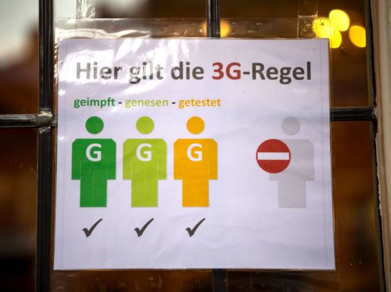 Ein Schild weist auf die 3G-Regelung (geimpft, genesen, getestet) in einem Bremer Restaurant hin.