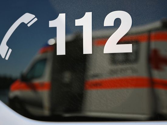 Ein Rettungswagen spiegelt sich während einer Übung in einem Fenster eines anderen Rettungswagen mit der Aufschrift „112“.