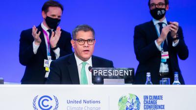 Alok Sharma (M), Präsident der COP26, bei der schließenden Plenarsitzung. Die UN-Klimakonferenz in Schottland hat mit einem als historisch gefeierten Beschluss den weltweiten Abschied von der Kohleverbrennung eingeläutet.