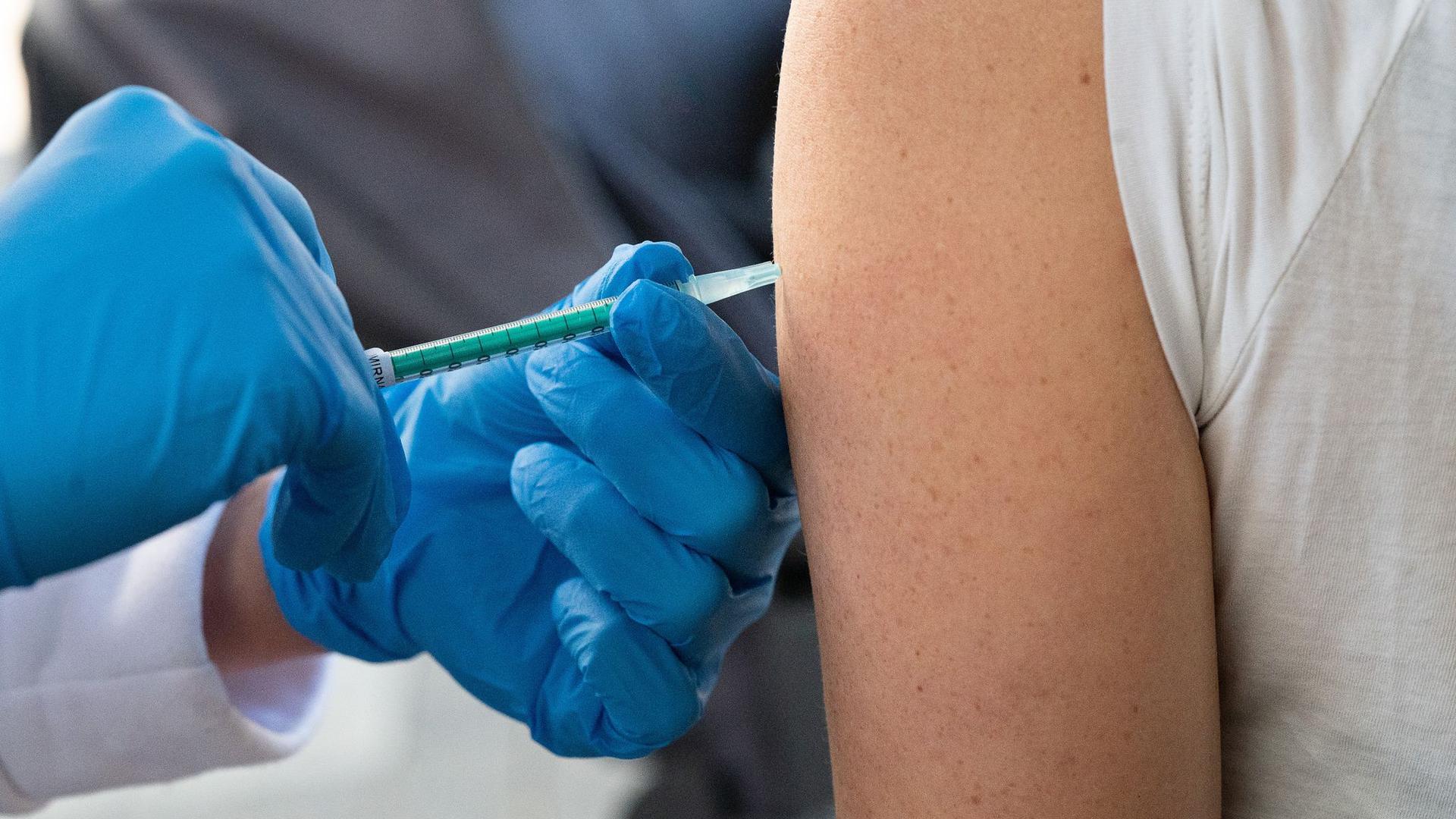 Eine Frau wird während einer Impfaktion mit dem Impfstoff von Biontech/Pfizer gegen das Coronavirus geimpft. (Archivbild)