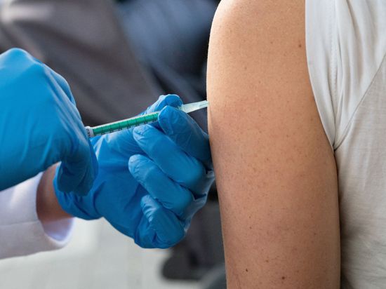 Eine Frau wird während einer Impfaktion mit dem Impfstoff von Biontech/Pfizer gegen das Coronavirus geimpft. (Archivbild)
