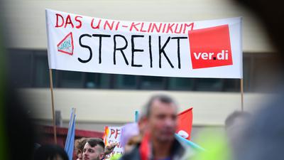 Die Gewerkschaften fordern eine Einkommenserhöhung um fünf Prozent, mindestens aber 150 Euro bei einer Laufzeit von zwölf Monaten.