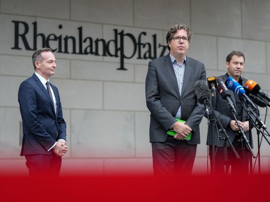 Lars Klingbeil (SPD, v.r.), Michael Kellner (Grüne) und Volker Wissing (FDP) bei einem Pressestatement vor der Landesvertretung Rheinland-Pfalz. Hier setzen die Ampelparteien ihre Koalitionsverhandlungen fort.