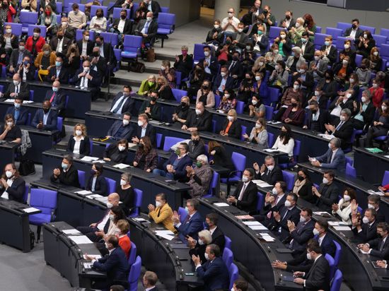Im Bundestag wird über den weiteren Kurs in der Corona-Pandemie diskutiert.