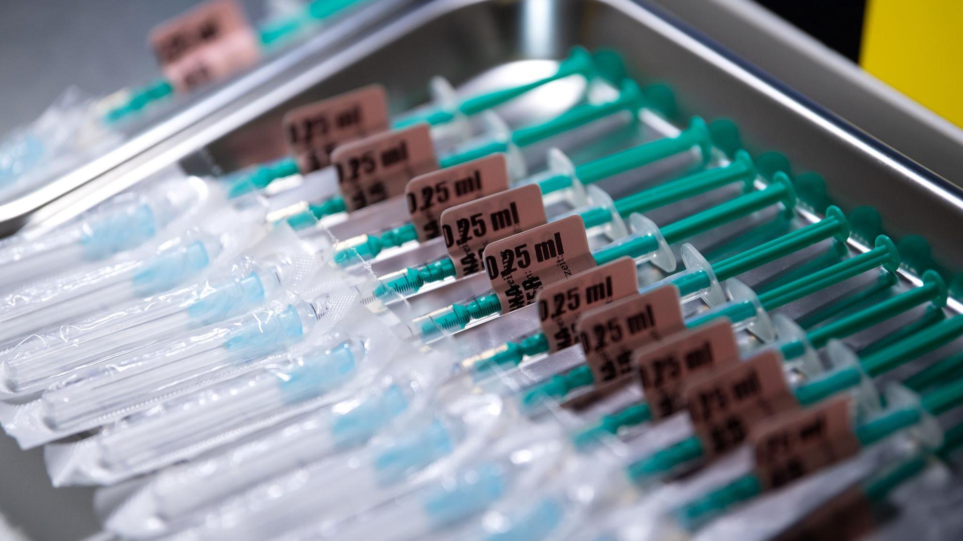 Spritzen mit dem Moderna-Impfstoff gegen das Coronavirus liegen in einem Impfzentrum bereit.