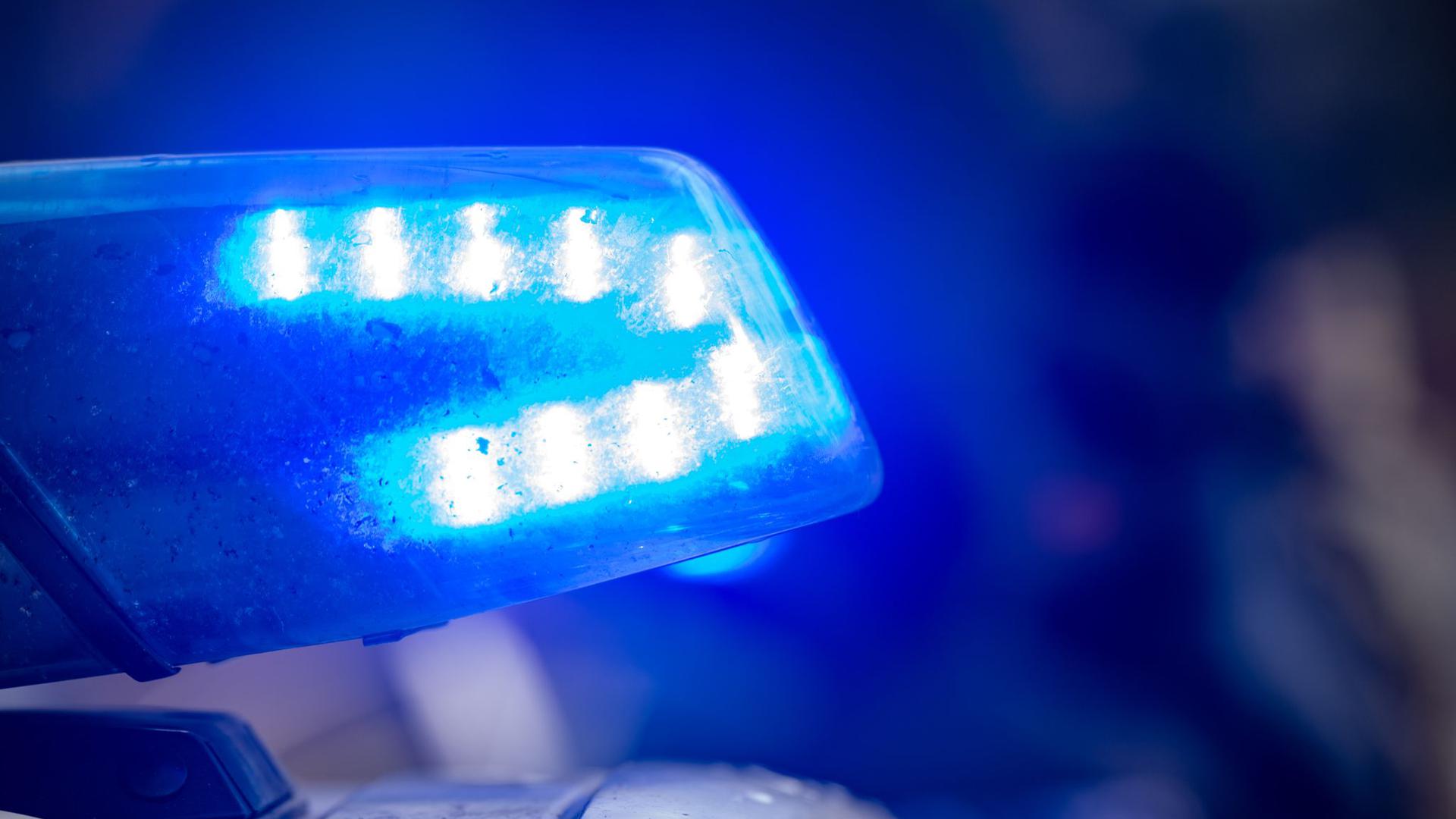 Blaulicht blinkt an einem Polizeiwagen. (Archivbild)
