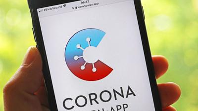 Die offizielle Corona-Warn-App ist auf einem Smartphone zu sehen (Archivbild).