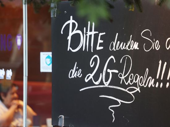 Ein Schild, das auf die 2G-Regeln hinweist, an einem Café in Bonn.
