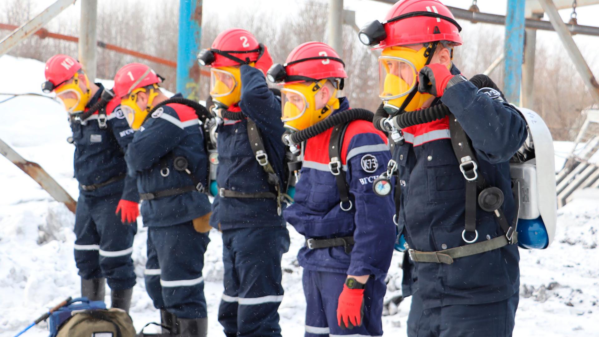 Rettungskräfte bereiten sich auf den Einsatz in dem Kohlebergwerk im Gebiet Kemerowo vor.