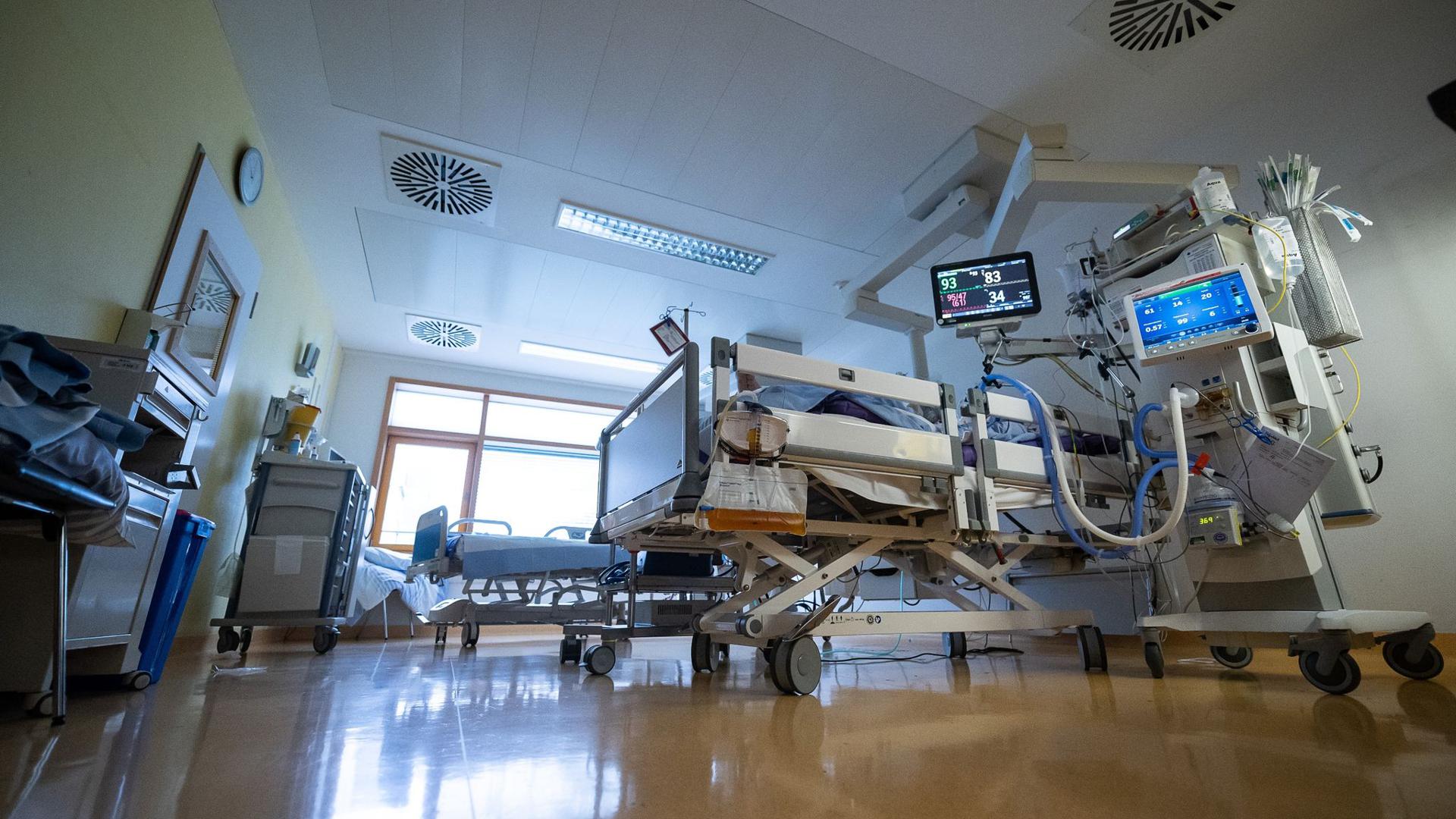Ein Intensivbett, in dem ein Covid-19-Patient liegt, steht auf einer Intensivstation eines Klinikums. (Archivbild)