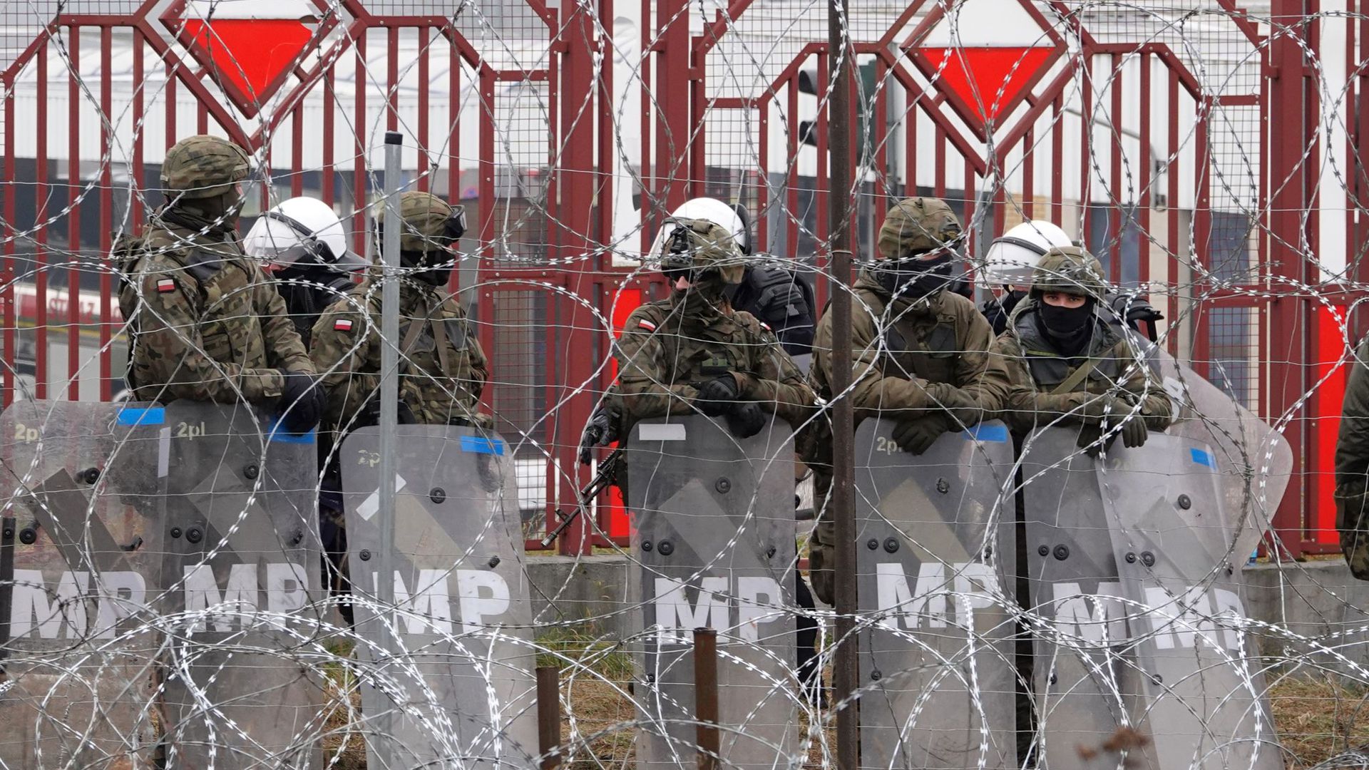 Polnische Sicherheitskräfte stehen hinter dem Grenzzaun am Grenzübergang Brusgi (Belarus) und Kuznica (Polen).
