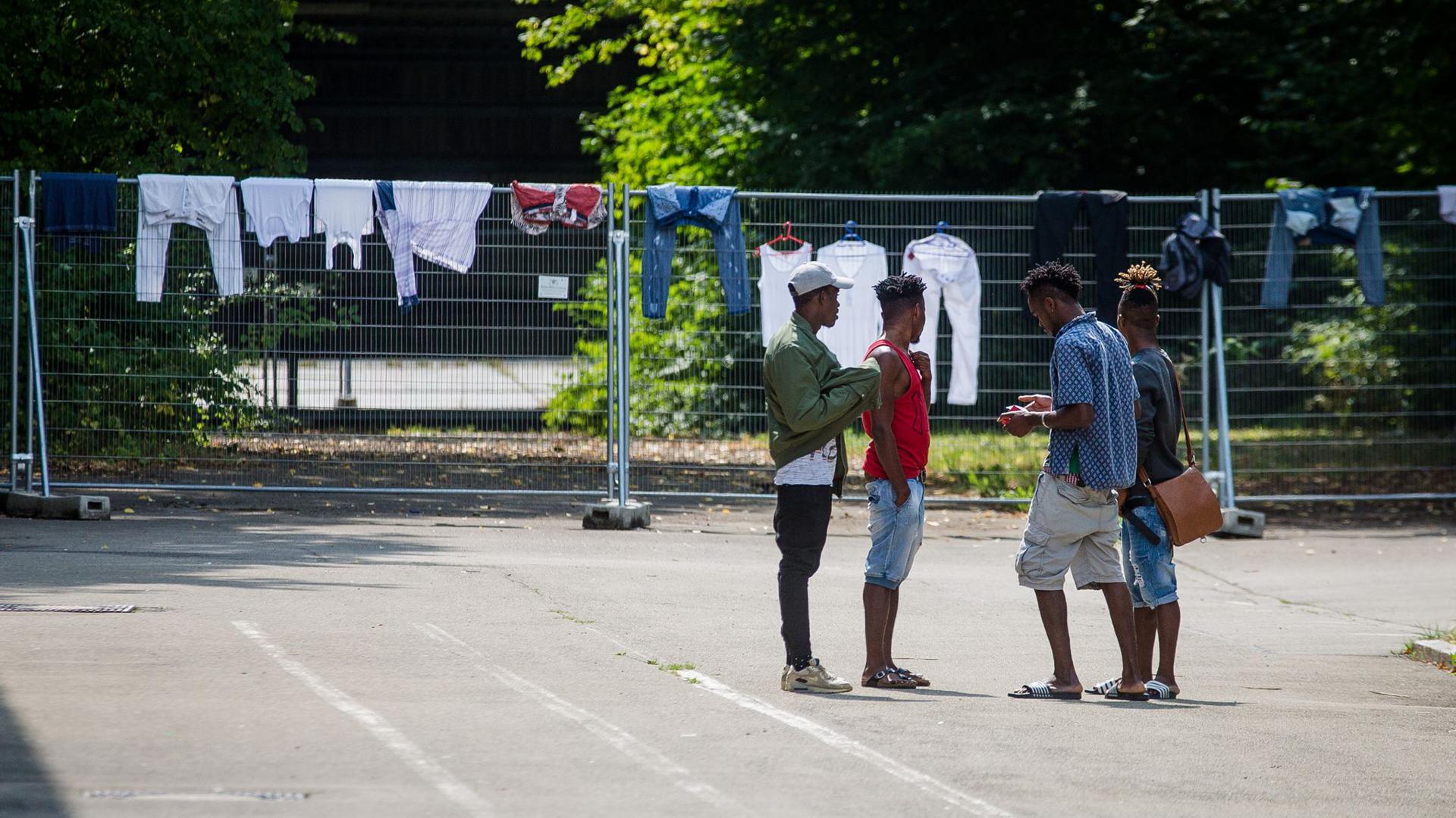 Junge Flüchtlinge auf dem Gelände der Landeserstaufnahmeeinrichtung in Sigmaringen (Symbolbild).