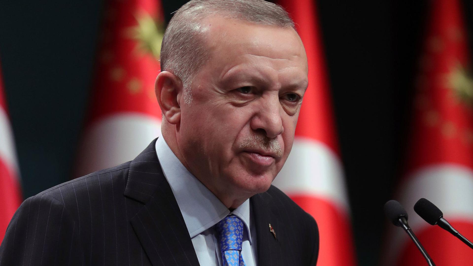 Recep Tayyip Erdogan während einer Pressekonferenz. Der türkische Präsident ersetzt seinen Finanzminister – die Währung der Türkei befindet sich schon länger auf Talfahrt.