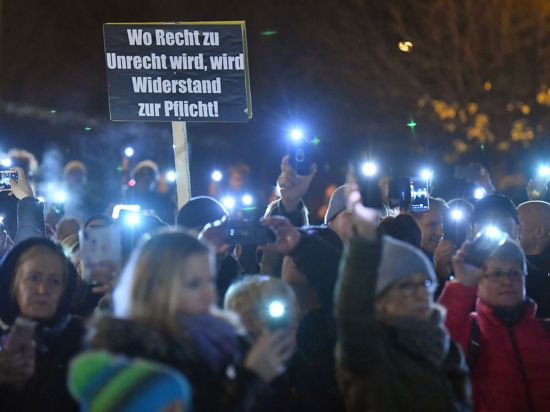 Menschen demonstrieren vor dem Thüringer Landtag gegen die Corona-Maßnahmen. Innenministers Georg Maier warnt vor Rechtsextremen bei Protesten wie diesem.