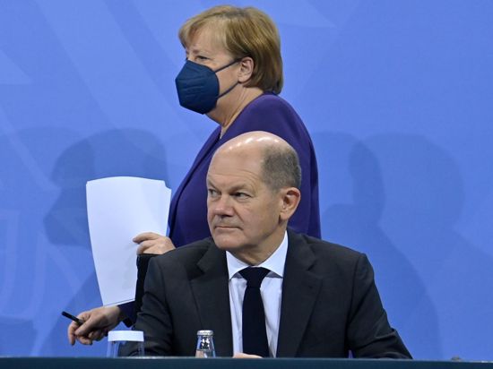 Angela Merkel und Olaf Scholz geben nach der Bund-Länder-Konferenz im Bundeskanzleramt eine Pressekonferenz.