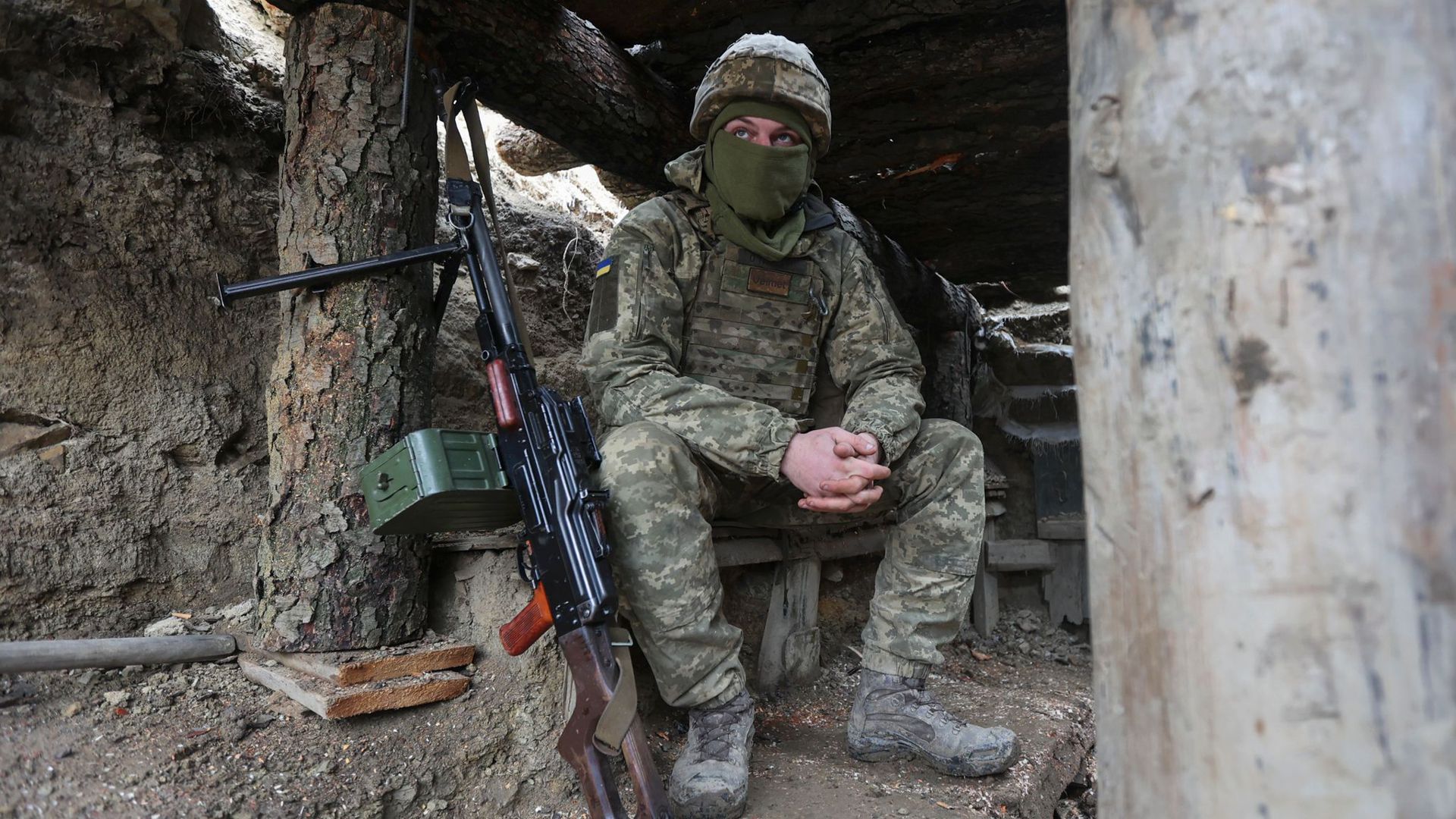 Ein ukrainischer Soldat in einem Graben an der Trennlinie zu prorussischen Rebellen.