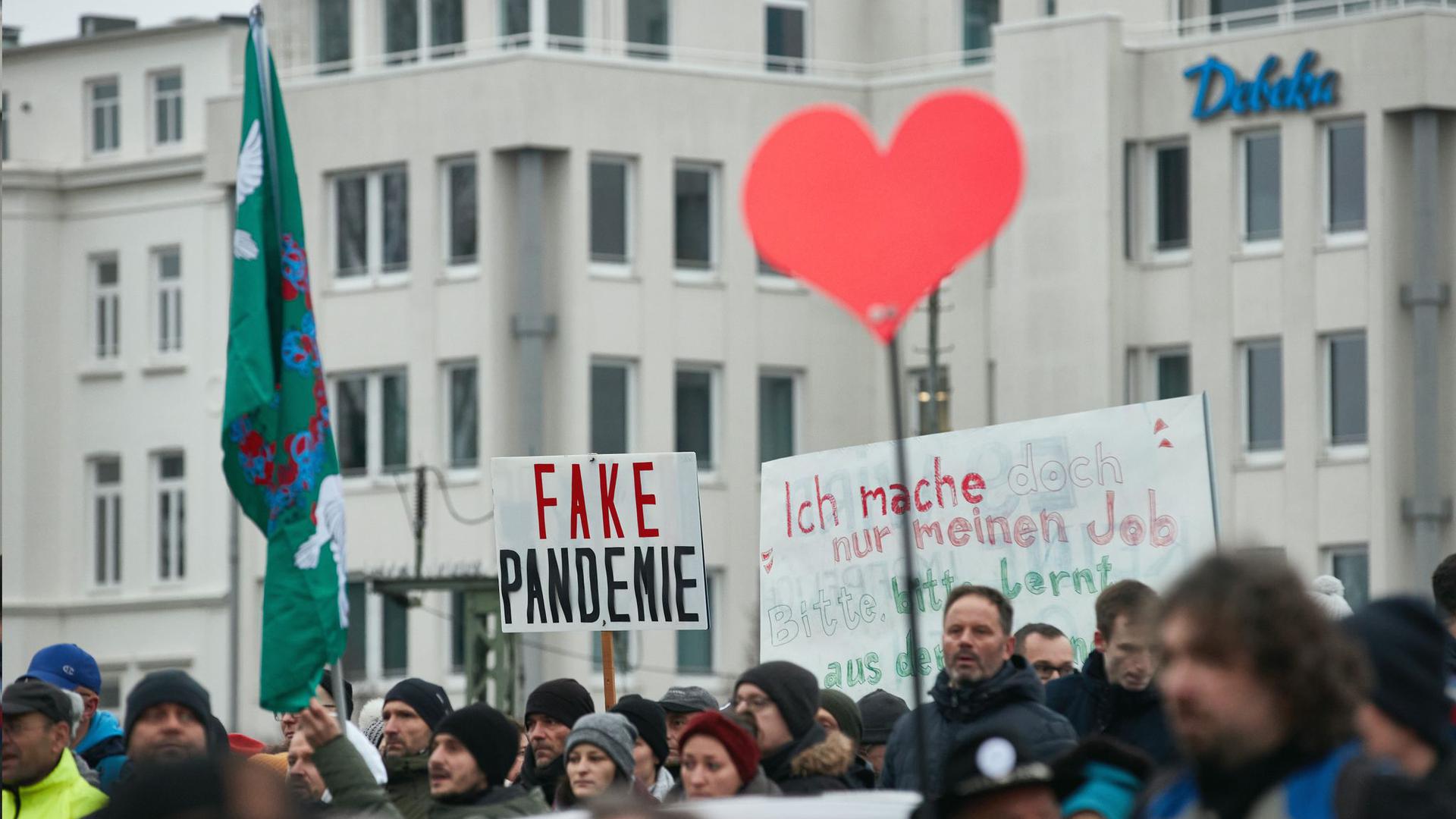 "Fake Pandemie": Nach Ansicht eines  Teilnehmers der Demo in Hamburg gibt es überhaupt keine Corona-Pandemie.
