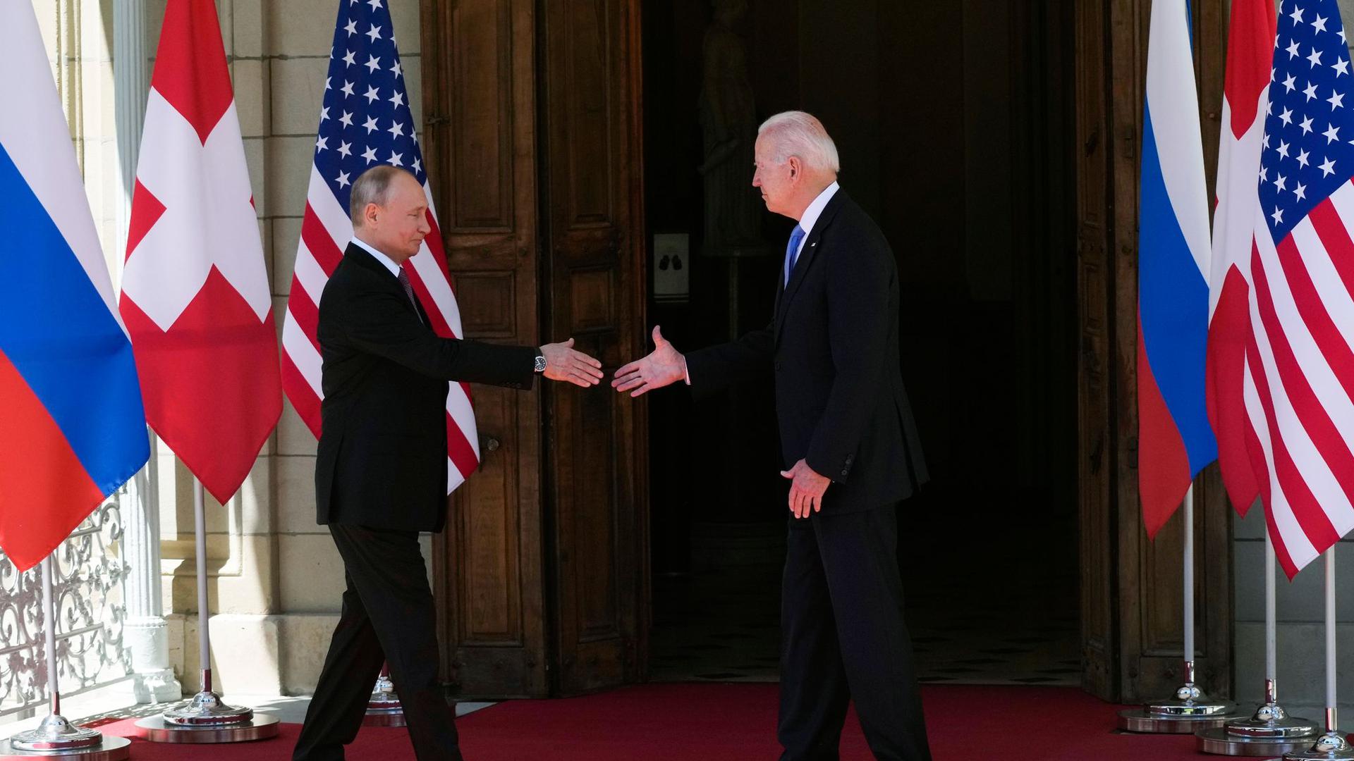 Der russische Präsident Wladimir Putin (l) und US-Präsident Joe Biden schütteln sich die Hände bei ihrem jüngsten Treffen in der 'Villa la Grange' in Genf.
