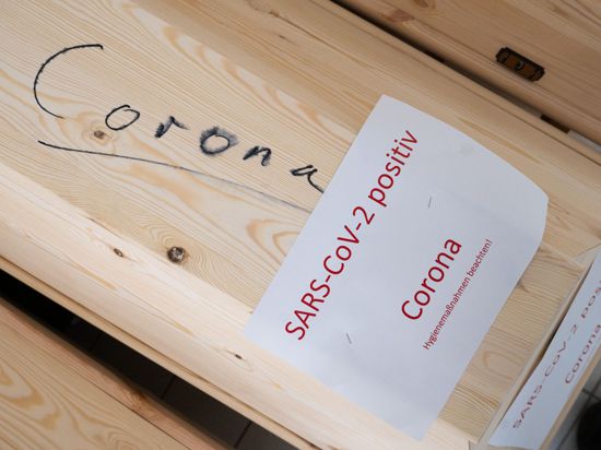 Särge mit Aufschrift „Corona“ und „SARS-CoV-2 positiv – Corona“ mit Verstorbenen in einem Krematorium in Giesen.