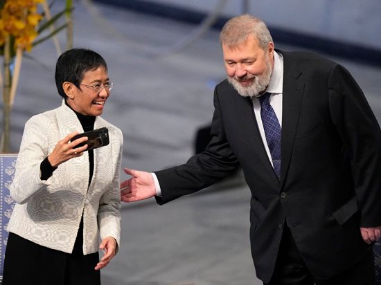 Maria Ressa und Dmitri Muratow während der Verleihung des Friedensnobelpreises im Rathaus von Oslo.