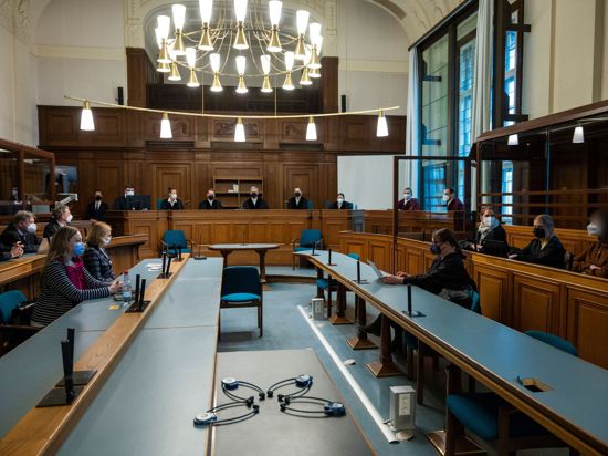 Die Prozessbeteiligten sitzen im Gerichtssaal beim „Tiergartenmord“-Prozes.