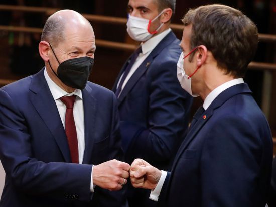 Bundeskanzler Olaf Scholz (l) und Frankreichs Präsident Emmanuel Macron beim EU-Gipfel in Brüssel.