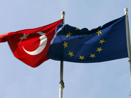 Die türkische und die europäische Flagge.