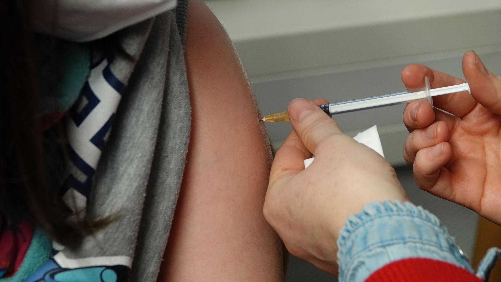 In einem Impfzentrum in Olpe haben Kindern den falschen Impfstoff gegen das Coronavirus bekommen.