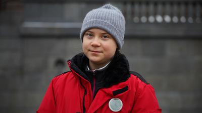 Die schwedische Klimaaktivistin Greta Thunberg steht am Ort ihrer freitäglichen Klimaproteste vor dem Reichstag in Stockholm. (Archivbild)