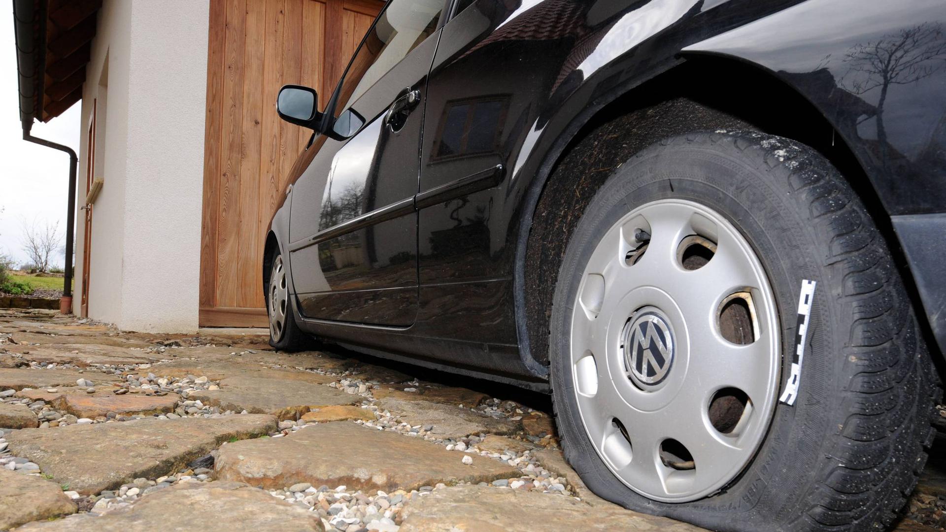 Platter Reifen: Bei nahezu allen Autos hat der Mann alle vier Reifen beschädigt.