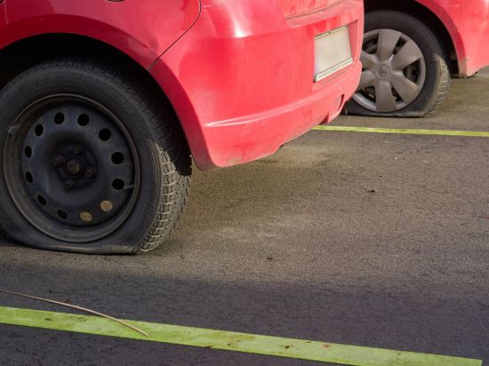 Platte Reifen: Bei nahezu allen Autos hat der Mann alle vier Reifen beschädigt.